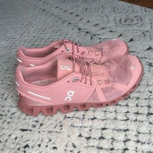 Womens on cloud sneakers size 8